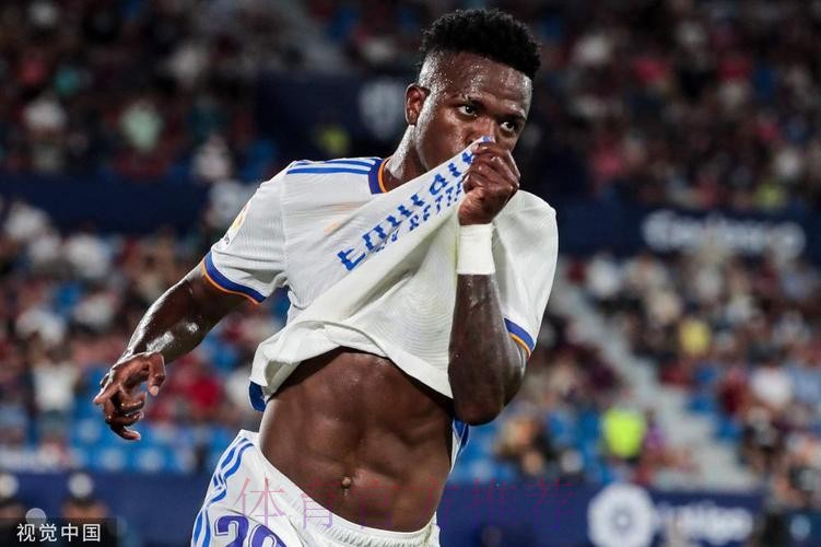 维尼修斯晒队友本泽马获奖照片 配文：最佳